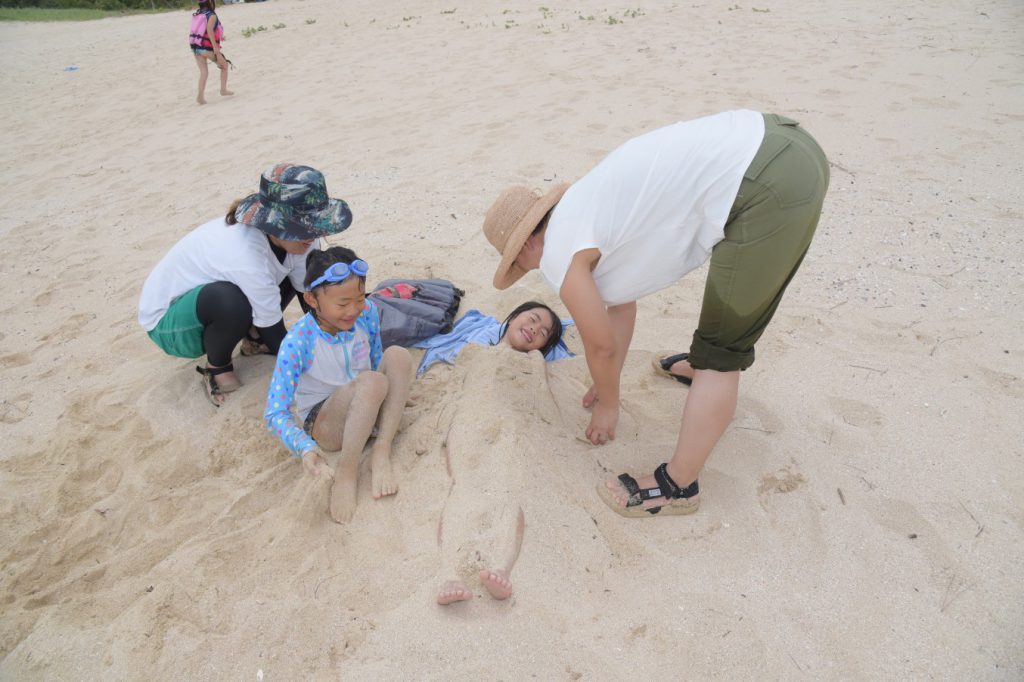 砂浜で遊ぶ子どもたち